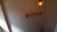 甲斐市龍地 漆喰仕上げのキュートなお家 トイレ内の棚とかわいい照明