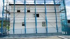 甲府市に建つ、ウッドデッキのある漆喰の塗り壁がおしゃれなお家