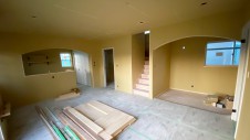 甲府市に建つ、リビングから使えるかわいい畳スペースのある漆喰の塗り壁のお家