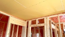 甲府市に建つ、リビングから使えるかわいい畳スペースのある漆喰の塗り壁のお家