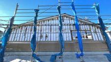 甲斐市に建つ、ウッドデッキポーチのある省エネフラットハウス