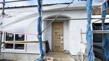 韮崎市に建つ、家族との空間が広がるウッドデッキのあるお家
